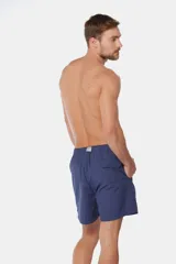 Short de baño color coral con cintura elástica y cordón ajustable.