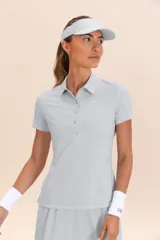 Remera deportiva celeste con cuello polo, mangas cortas y corte ajustado. Incluye muñequeras y visera haciendo juego.