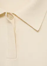 Jersey de punto fino color crudo, con cuello polo, cierre delantero con botones y detalle de nudo en la cintura.