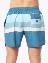 Short de baño celeste con rayas horizontales en tonos de azul y blanco.