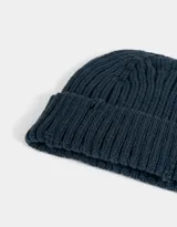 Gorro de lana tejido color azul oscuro con diseño de punto acanalado y efecto de roturas.