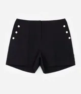 Bermuda de crepé color rojo, con pliegues frontales y botones decorativos en los bolsillos laterales.