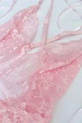 Body de encaje elastizado color rosado, con espalda baja y breteles elásticos regulables cruzados en la espalda.