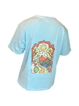 Remera celeste de manga corta con cuello redondo y estampado de hongos en el pecho.