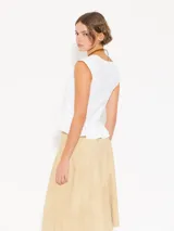 Top blanco de lycra doble, con mangas japonesas y escote en V con lazos de poplin. Tiene doble volado caracol en el ruedo.