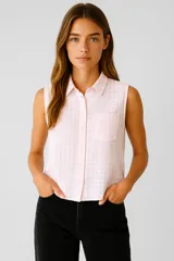 Blusa rosa claro con estampado a cuadros, de algodón, sin mangas, con cuello camisero, cierre frontal con botones y bolsillo en el pecho.