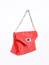 Cartera tipo sobre de cuero sintético color negro con cierre metálico plateado.