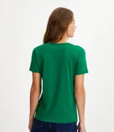 Remera básica celeste de media malla, con escote en V y mangas cortas.