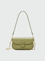 Bolso de hombro Marc Jacobs modelo The Clover, color rosa chicle, con correa fina al tono y cierre con el logo de la marca.