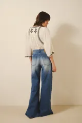 Pantalón de jean azul claro, corte palazzo y tiro alto.