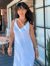 Vestido largo blanco de breteles finos y escote en V.