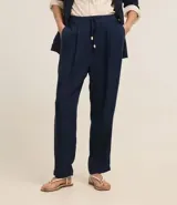 Pantalón fluido color verde oliva confeccionado en viscolino, con cintura elástica, lazo, pliegues y bolsillos.