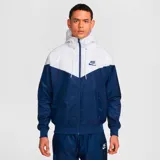 Campera deportiva Nike Windrunner para hombre, color blanco y azul marino, con capucha y logo de Nike bordado en el pecho.
