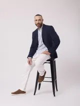 Pantalón de vestir blanco, de corte recto, con bolsillos laterales y traseros.