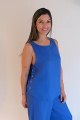 Musculosa azul con cuello redondo y botones decorativos en el lateral.