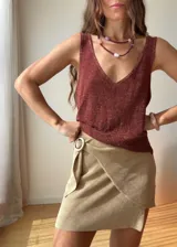 Musculosa marrón de tejido de punto con brillo, escote en V y espalda descubierta.