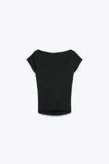 Camiseta rosa de rib con cuello barco y mangas cortas.