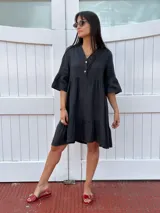 Vestido de lino con cuello mao y escote con botones de nácar, volados en las mangas y en el ruedo inferior.