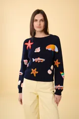 Sweater de punto con estampados coloridos de elementos marinos, de mangas largas y cuello redondo.