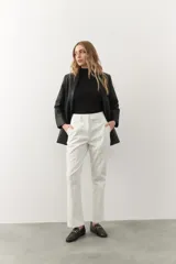 Pantalón de vestir negro, de corte recto, con bolsillos laterales y traseros.
