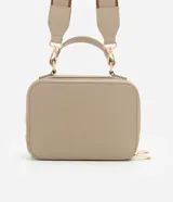 Bolso bandolera negro con correa de mano fija y asa larga ajustable desmontable. Cuenta con bolsillo delantero y cierre por cremallera.