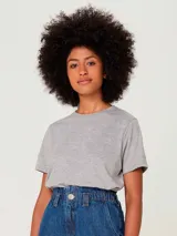 Camiseta básica de color gris con escote redondo y manga corta.