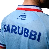 Camiseta de fútbol Umbro del Club Nacional de Football, modelo Away 3 temporada 2025. Diseño celeste con detalles en blanco, azul y rojo en cuello y mangas. Incluye logo de Umbro, escudo del club y sponsor Antel en el frente.