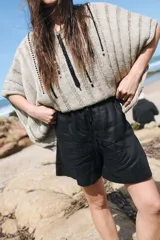 Short negro de lino con cintura elástica y lazo ajustable.