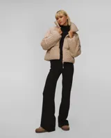 Campera puffer beige con cuello alto acanalado, cierre frontal con cremallera y bolsillos laterales.