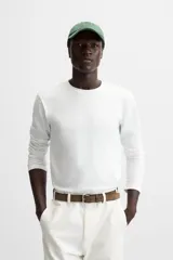 Camiseta negra de manga larga y cuello redondo, corte slim fit.