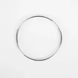 Pulsera rígida de plata 925, de forma circular y sección redonda.