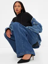 Pantalón de jean de tiro alto color azul oscuro, corte wide leg y ajuste con cinturón negro.