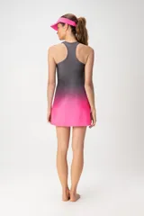 Conjunto deportivo fucsia que incluye un vestido corto con espalda deportiva y un short ajustado.
