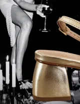 Sandalias doradas de fiesta con tiras finas y taco cuadrado bajo.