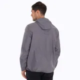Cortaviento gris con detalles en naranja, ultra liviano, de secado rápido, con capucha y bolsillos internos.