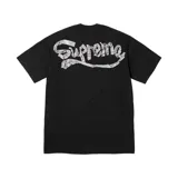 Camiseta negra de algodón con logo Supreme en la espalda hecho con cinta plateada arrugada.