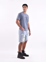 Remera celeste de corte recto y mangas cortas, con estampado pequeño en el pecho.