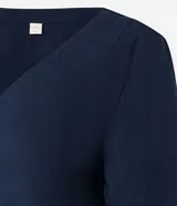 Vestido t-shirt color amarillo, confeccionado en viscolino, con escote en V y mangas cortas. Posee bolsillos laterales.