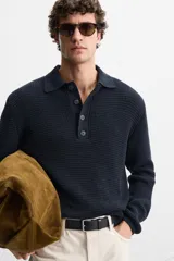 Polo de hombre regular fit, de punto tejido en hilatura con mezcla de algodón. Cuello solapa con cierre frontal de botonadura, manga larga y acabados en rib.