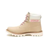 Bota Caterpillar Colorado 2.0 color beige con cordones rosas, cuello acolchado blanco y logo de la marca en rosa. Fabricada con capellada de cuero nobuck, forro interno de nylon en malla y suela de goma duradera.