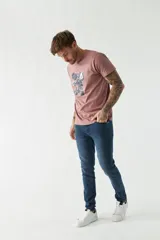 Remera blanca de algodón con estampado de limones y peras en tonos azules. Corte recto, manga corta y cuello redondo.