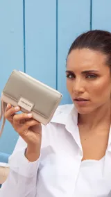 Billetera mediana color negro, con diseño de tapa y presilla, que incluye tarjeteros, bolsillo para billetes y monedero con cierre y división interna.