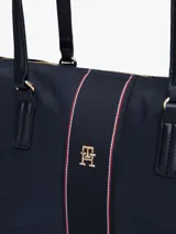 Bolso tote azul marino de nailon con cierre de cremallera, doble asa superior, bolsillo interior con cremallera, dos bolsillos interiores abiertos e insignia del monograma TH en la parte delantera.