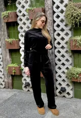 Pantalón de jogging negro de terciopelo con cintura media ajustable con cordón, bolsillos laterales tipo cargo y corte holgado.