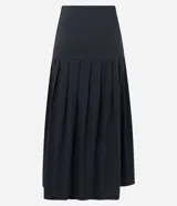 Falda midi evasé negra, confeccionada en tricolina, con pliegues y sin estampado.