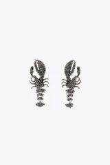 Par de aros colgantes con forma de langosta, con apliques de brillantes en tono gris oscuro. Cierre con tuerca y clip.