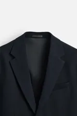Blazer regular fit confeccionado en tejido con 17% de lana. Cuello con solapas de muesca. Manga larga acabada en puño con detalle de botones. Bolsillo de vivo en pecho y de solapa en cadera. Detalle bolsillo interior. Bajo con aberturas en espalda. Cierre frontal con botones.
