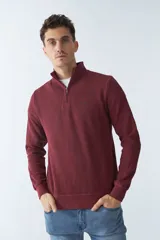 Buzo negro de algodón con cuello alto y medio cierre. Tiene logo bordado en el pecho y puños en las mangas.