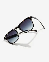 Lentes de sol Hawkers modelo Eternity, unisex, con montura cuadrada de acetato con estampado carey en tonos negro, blanco y marrón. Lentes degradadas de azul oscuro a celeste.