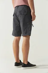 Bermuda cargo color verde militar con bolsillos laterales con cierre y logo metálico.